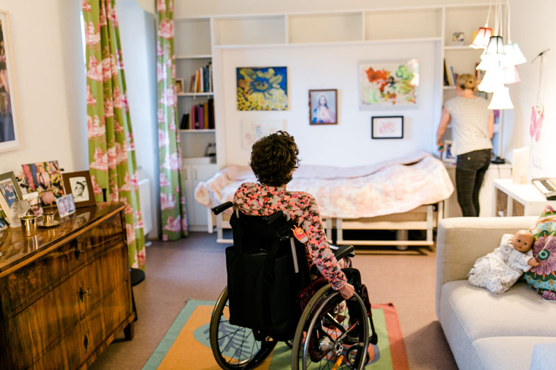 Bewohnerin in ihrem Zimmer mit Betreuerin in Wohngruppe St. Klara in Regensburg