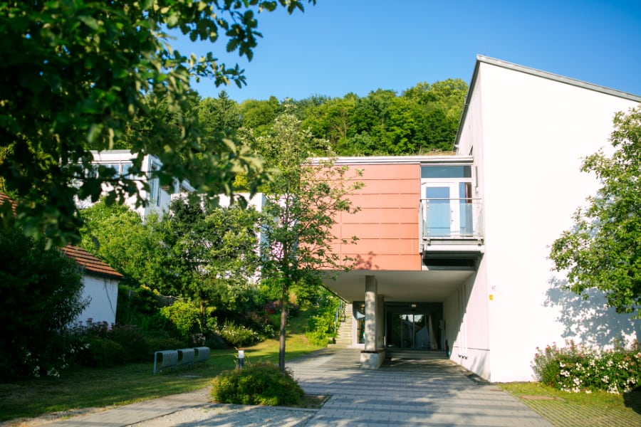 Blick auf ein Haus mit Eingang