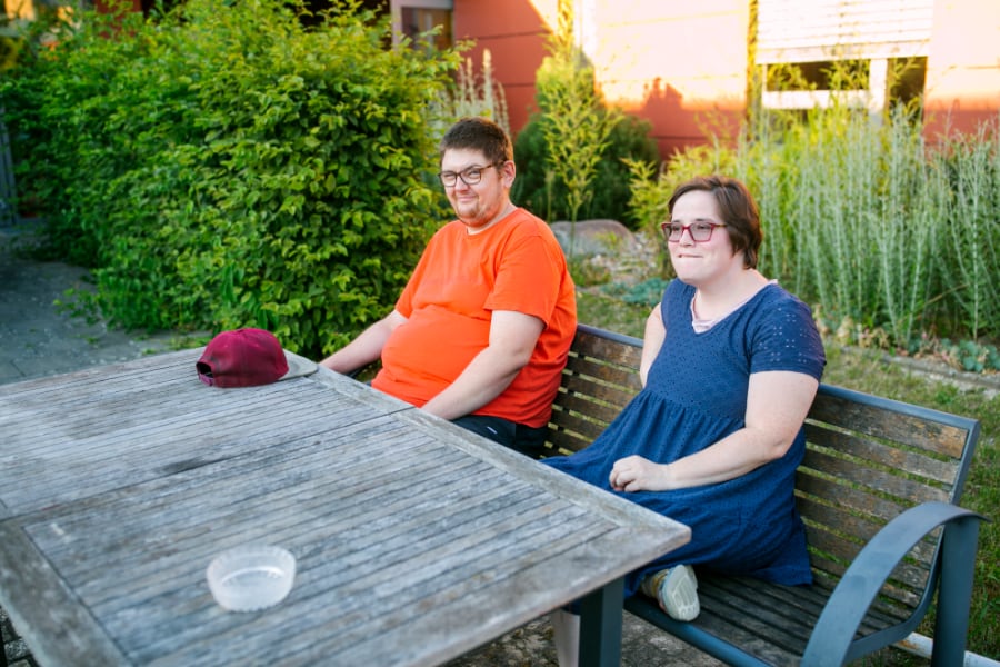 2 Personen am Tisch auf der Terrasse