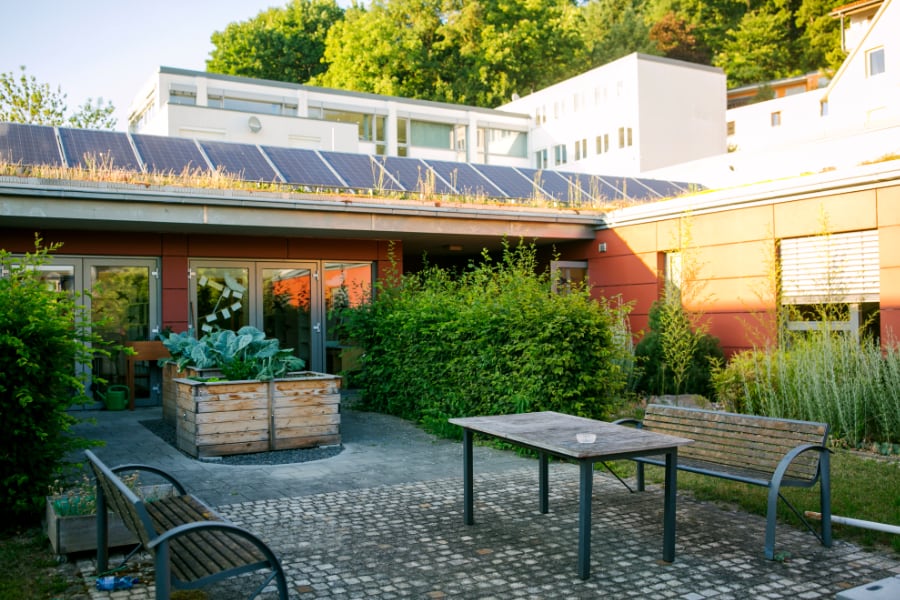 Terrasse mit Haus im Hintergrund
