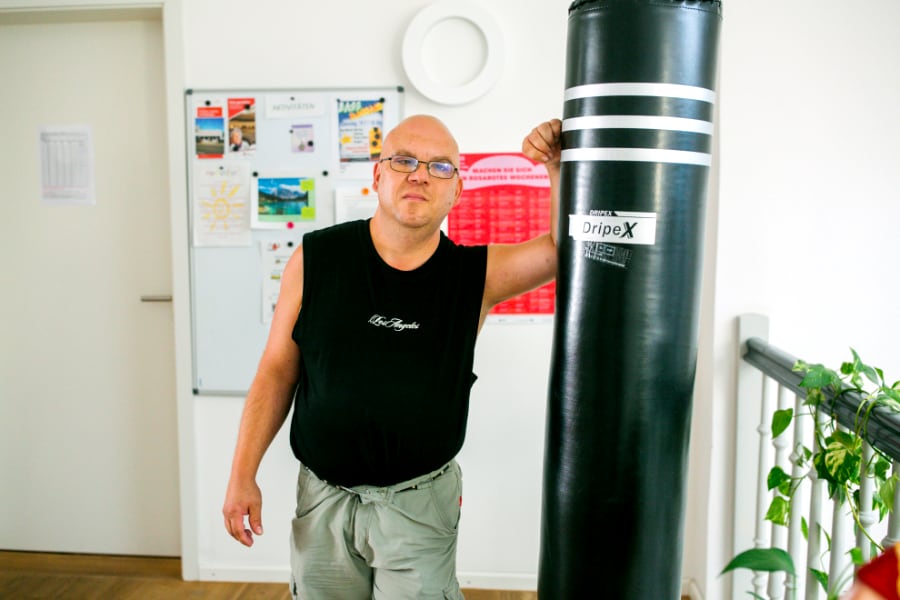 Mann steht am Boxsack