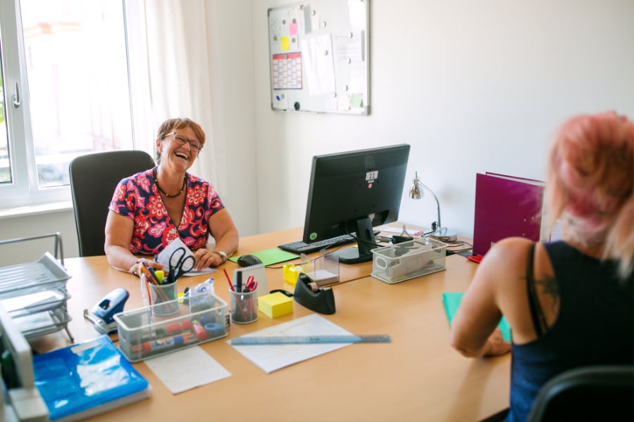 2 Personen am Schreibtisch im Büro