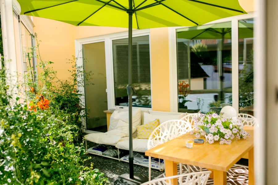 Balkon mit grünem Sonnenschirm