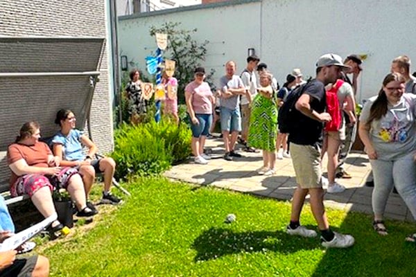Personen bei Führung im Garten