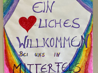 Gelebte Teilhabe in der Ortsgemeinschaft Mitterfels: Domkapitular Dreßel segnet Wohngemeinschaft der KJF in Mitterfels