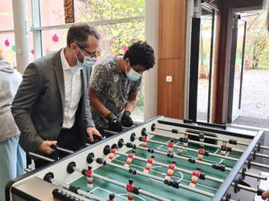 500 Euro Spende durch Kickern in der Wohngemeinschaft St. Hildegard erspielt