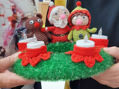 Verlosung von gestrickten Adventskränze für soziale Einrichtungen